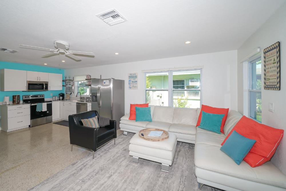 Modern & Fresh - Less than 3 miles to the Beach!